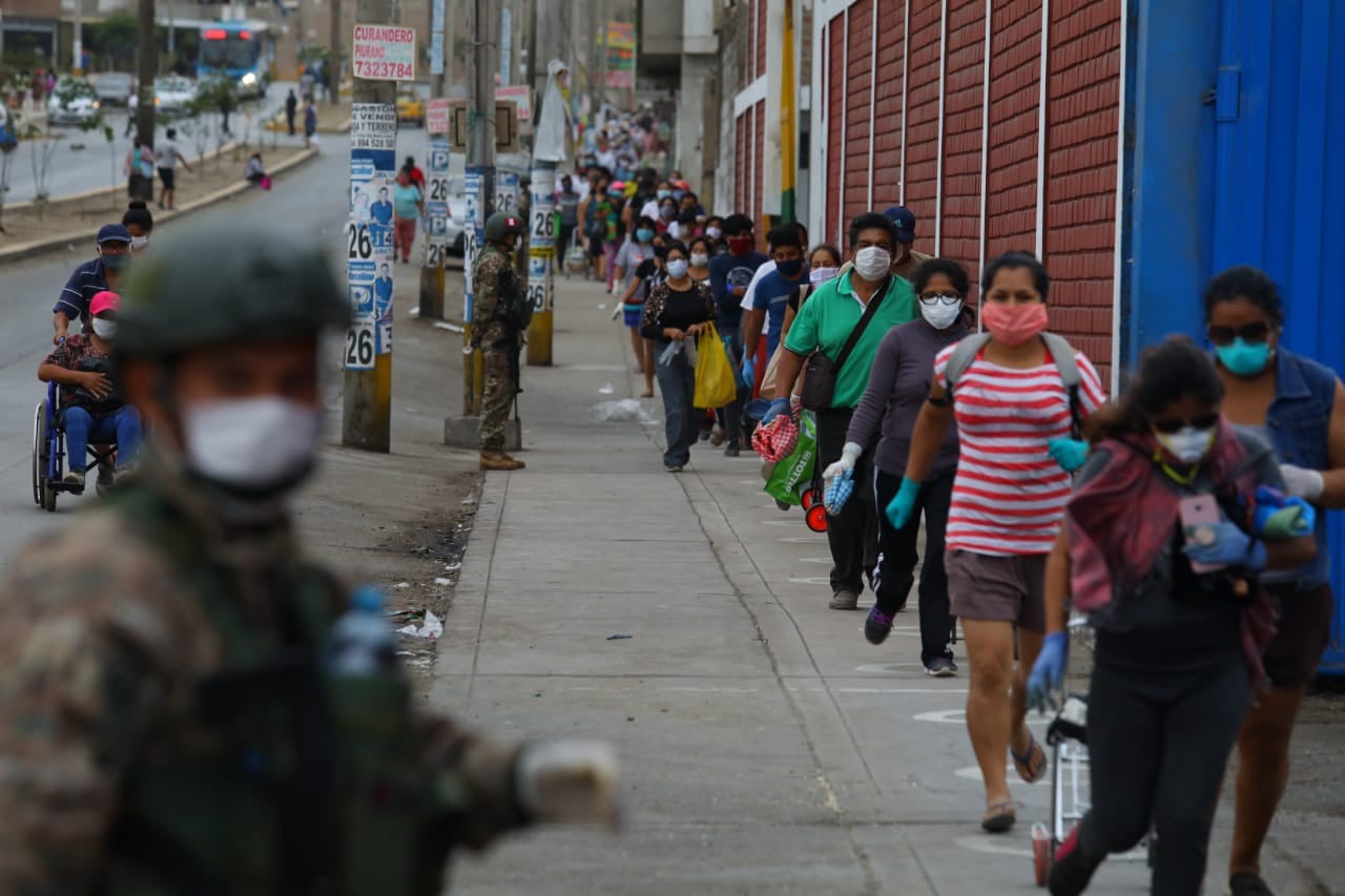 Residentes de Villa El Salvador llegaron esta mañana al mercado de Unicachi a realizar las compras de la semana. (Foto: Gonzalo Córdova/GEC)