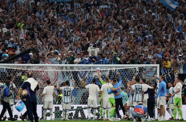 El efusivo festejo de la selección de Argentina tras clasificación a la final del Mundial. (Foto: AFP)