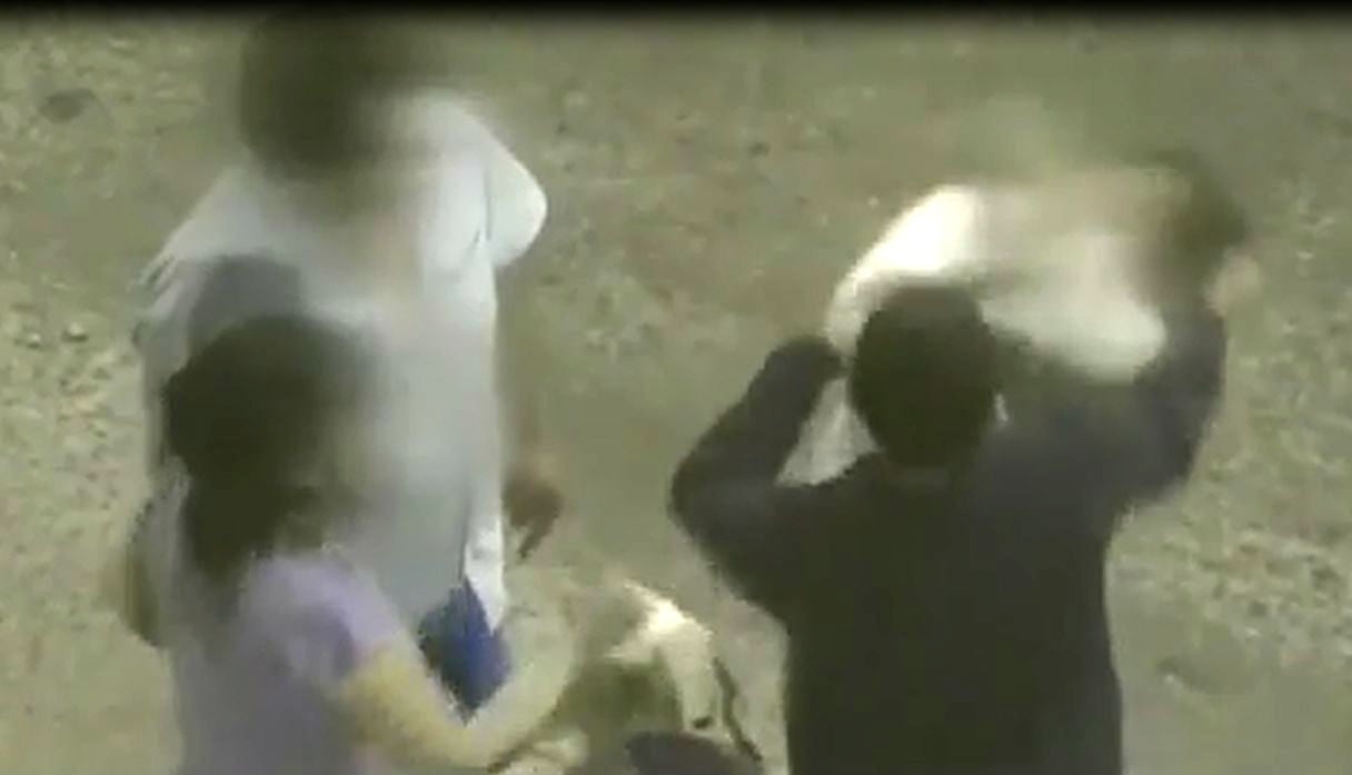 Captan cómo un sujeto golpea brutalmente a mujer en plena calle y con un bebé presente