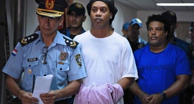 Ronaldinho compareció ante juez esposado, en Paraguay.