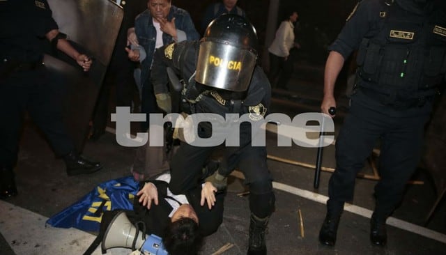 Simpatizantes y detractores se agarran a golpes en los alrededores de la embajada de Uruguay. Foto: Trome / Hugo Pérez