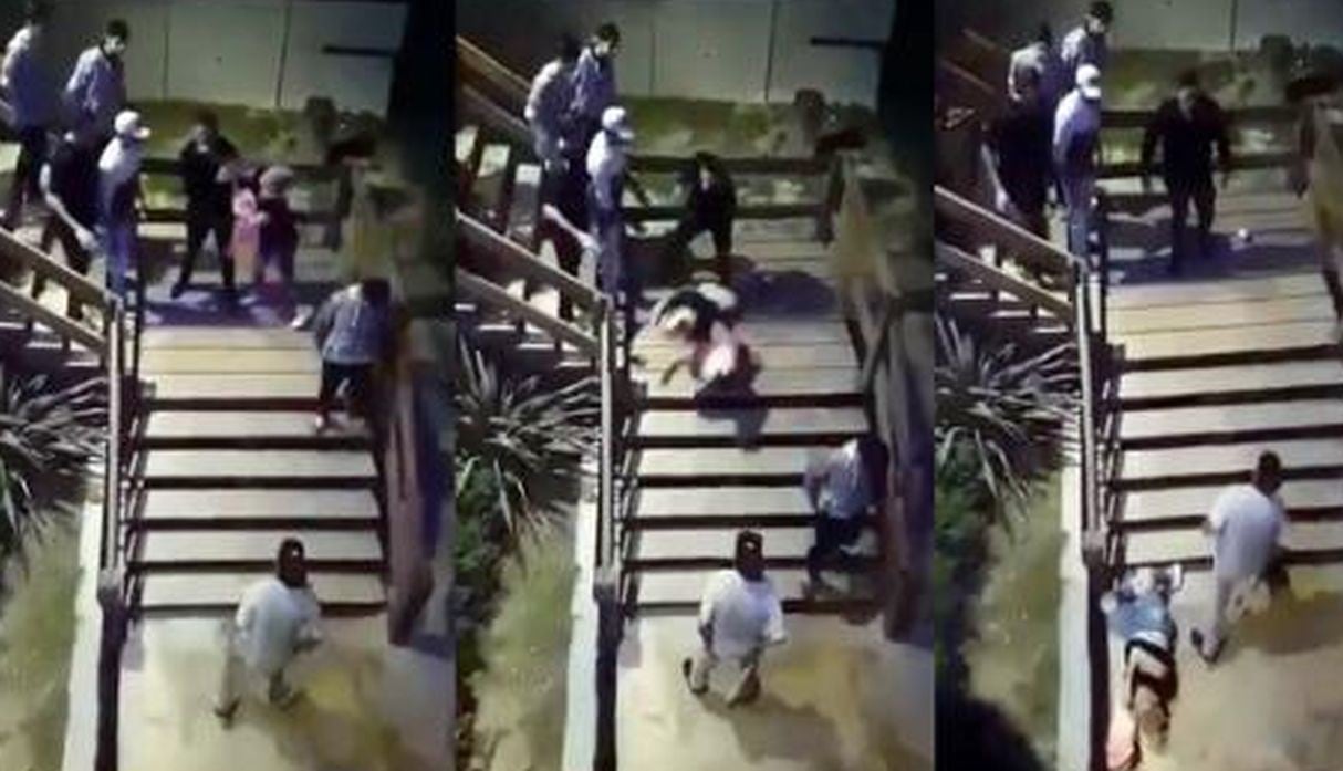 Guardia de seguridad lanzó por las escaleras a mujer y le fracturó una pierna. (Capturas: YouTube)