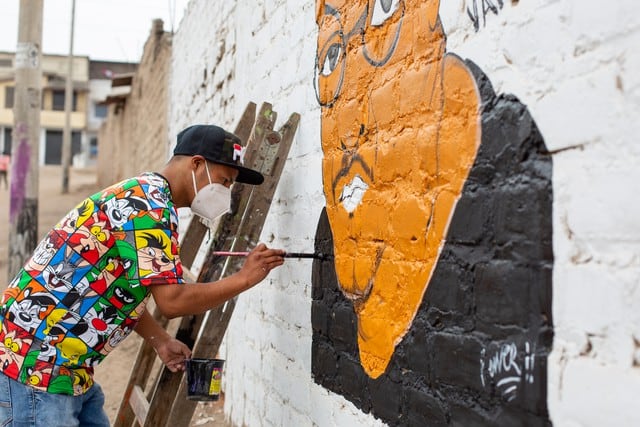 Enver Acuña es un muralista que pinta a cantantes de salsa en Tablada de Lurín