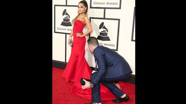 Ariana Grande casi se cae en la alfombra roja de los premios Grammy 2016, por culpa de su vestido. (Foto: Getty imágenes)