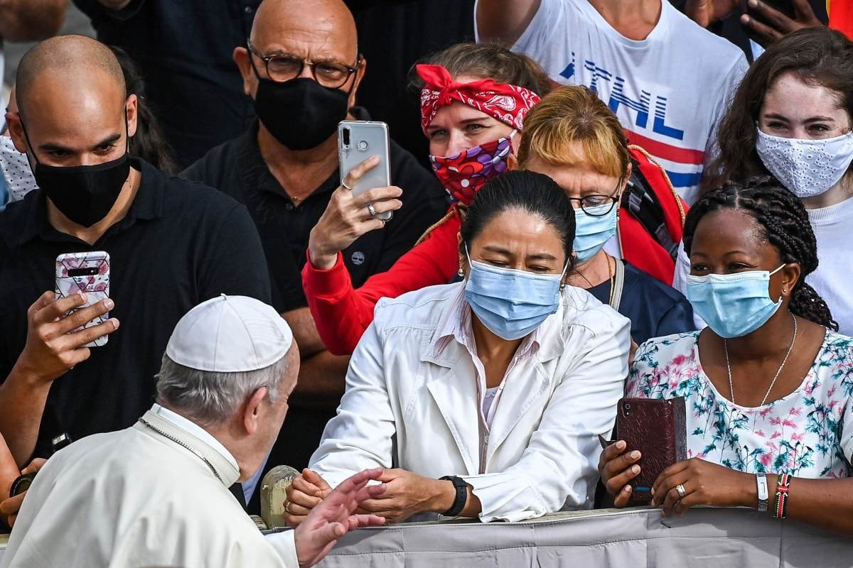 El Papa Francisco (izquierda) bendice a los asistentes cuando llega para realizar una audiencia pública en el Vaticano. (AFP / Vincenzo PINTO).