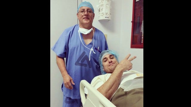 Gino Assereto fue operado exitosamente de la rodilla. Ahora, según él, le toca una dolorosa rehabilitación para llegar bien al inicio de la temporada de ‘Esto es Guerra’. (Fotos: Instagram)