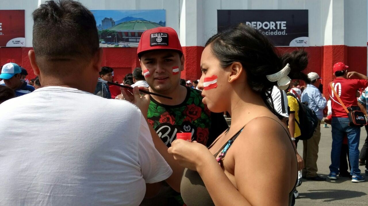 Hinchas de la selección peruana ponen ambiente de fiesta en Trujillo