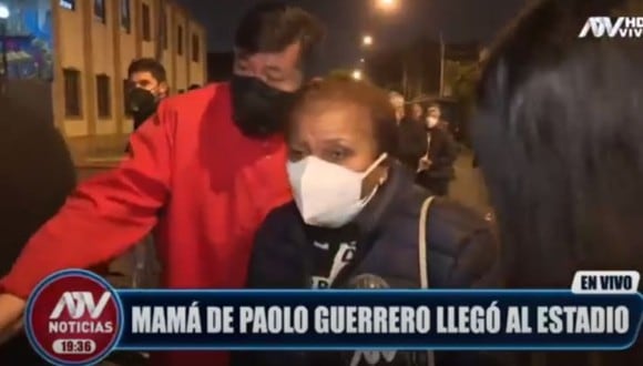 Perú vs Uruguay: Doña Peta y Alondra García llegaron a alentar a Paolo Guerreo y esperan que Paolo anote
