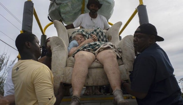 Mujer sobrevive tres días flotando en un refrigerador y sofá tras huracán Dorian. (Foto: AP)
