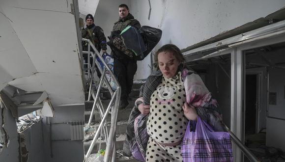 Mariana Vishegirskaya huye del bombardeo ruso en el hospital materno infantil de Ucrania, días antes de dar a luz. (Foto: AP)