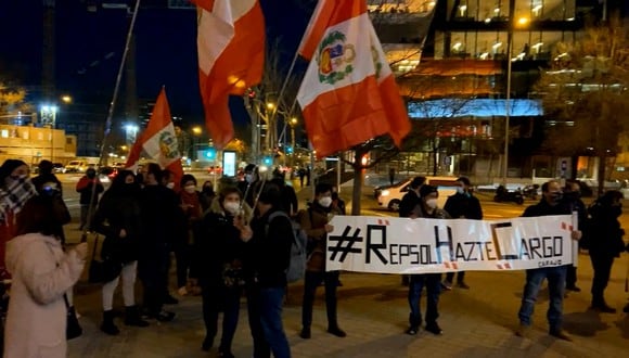 Manifestantes protestan frente a la sede de Repsol en Madrid, España. (Foto: captura de video).