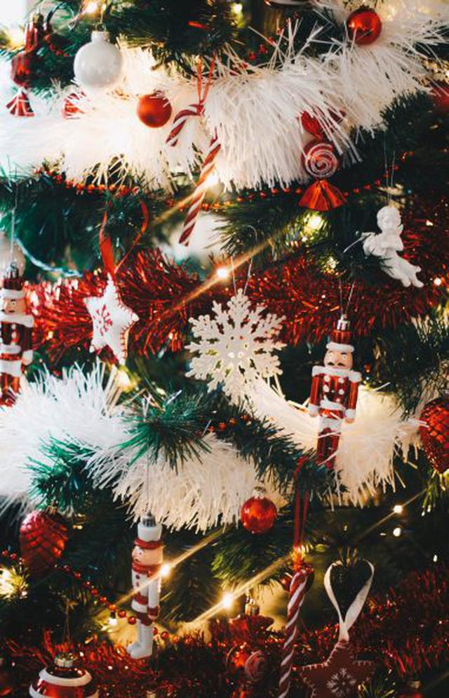 Cada diciembre acostumbramos decorar nuestras casas con infinidad de adornos típicos de esta festividad, pero ¿conoces el significado de los adornos de Navidad?. (Foto: Kristina Paukshtite / Pexels)