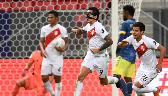 Peru's Gianluca Lapadula (C) celebrates after scoring against Colombia during their Conmebol 2021 Copa America football tournament third-place match at the Mane Garrincha Stadium in Brasilia, Brazil, on July 9, 2021. (Photo by EVARISTO SA / AFP)