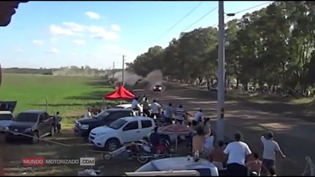 En YouTube se puede ver cómo la piloto Guo Meiling atropella a 10 personas en el rally Dakar 2016. (Captura)