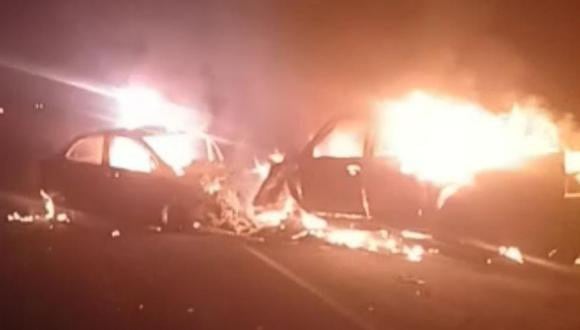 Los dos vehículos ardieron en llamas tras el fuerte impacto frontal. (Foto: PNP)