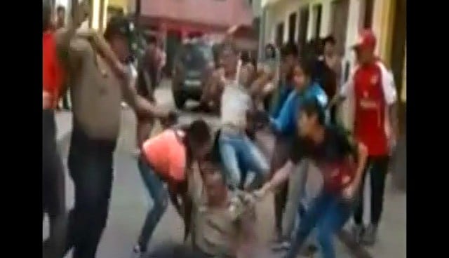 Vecinos golpean brutalmente a policías para evitar detención de ladrón de celulares