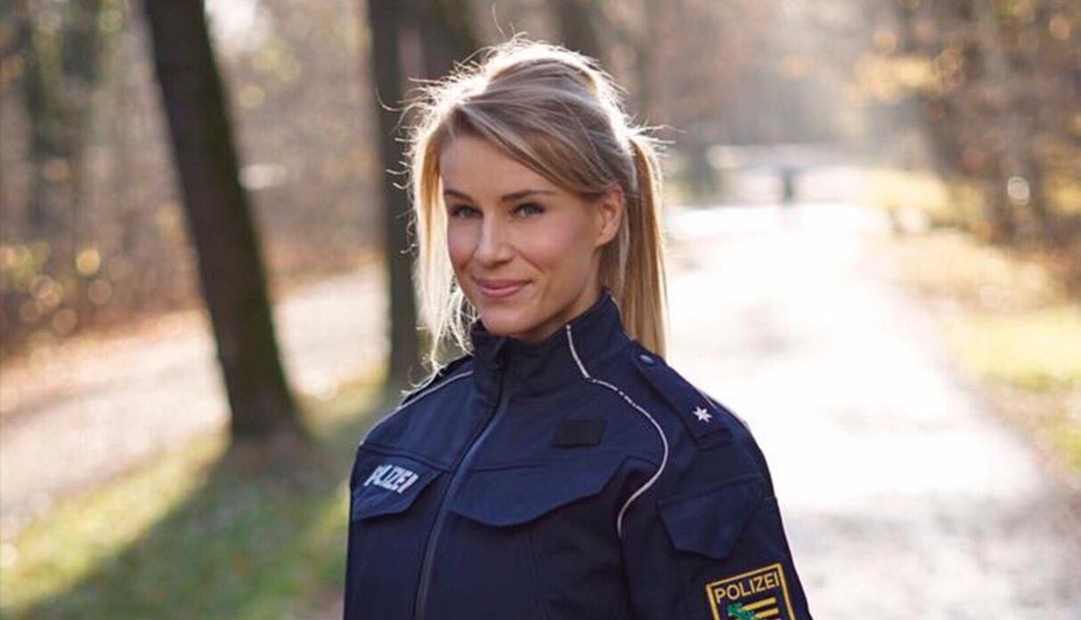 Adrienne Koleszar, 'la policía más guapa de Alemania', anuncia si eligió seguir con las redes sociales o con su trabajo tras ultimátum de sus jefes. (@adriennekoleszar / YouTube)