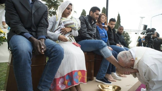 Papa Francisco lavó pies de refugiados para sensibilizar a Europa sobre los inmigrantes que huyen de las guerras y el hambre. Foto: AFP