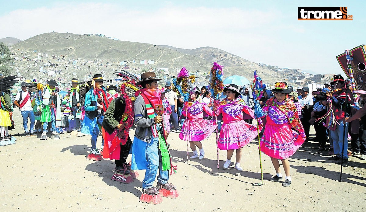 Con los tradicionales huaynitos, familias recordaron a sus muertitos. (Fotos: GEC)