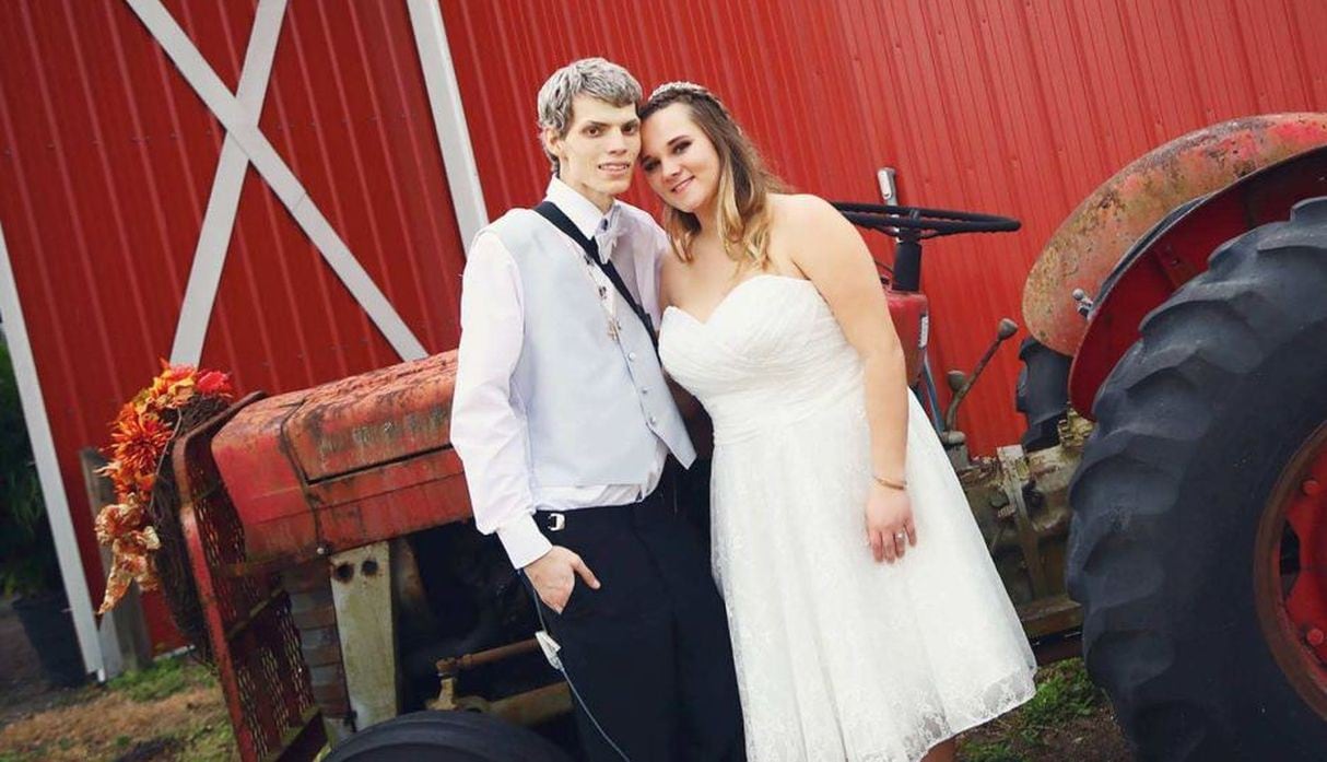 Joven con cáncer terminal se casa con el amor de su vida.