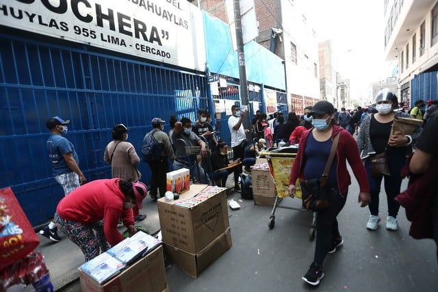 Comercio informal se ha apoderado de pistas y veredas en Mesa Redonda y alrededores del Mercado Central. (Foto: Jesús Saucedo /GEC)