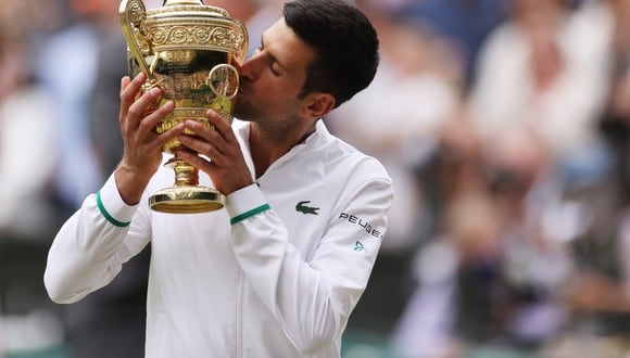 Novak Djokovic ganó por sexta vez el trofeo de Wimbledon, aunque esta vez el festejo es más especial (Foto Reuters)