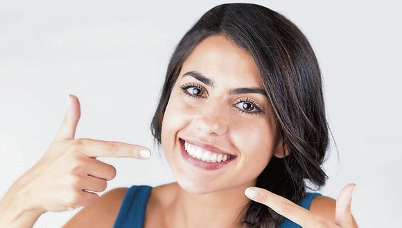 Lavarse los dientes después de las comidas principales es muy importante hábitos para lucir una sonrisa encantadora.