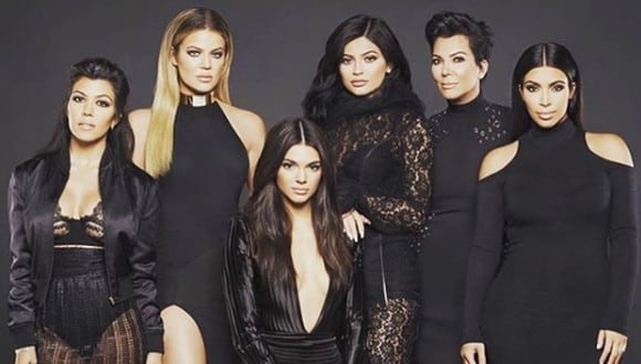 Kris Jenner, la matriarca de las Kardashian, junto a sus hijas (Foto: EFE)