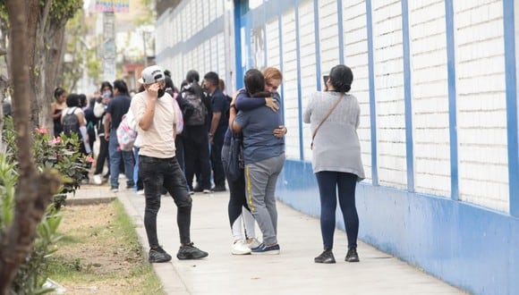 Un asesinato ocurrió al interior del colegio Rebaza Acosta ubicada en Los Olivos. Dos sicarios habrían ingresado al centro educativo para asesinar al encargado del quiosco. Foto: Lenin Tadeo / @photo.gec