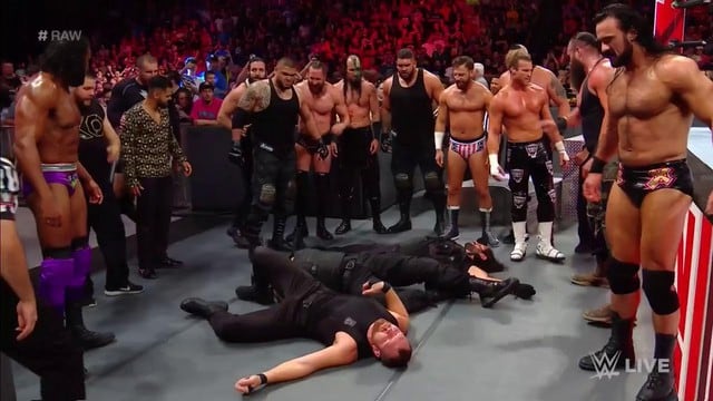 Integrantes de The Shield fueron atacados por los luchadores de RAW. (WWE)