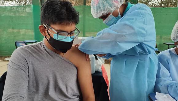 La jornada de vacunación se lleva a cabo en el campus de la Universidad Nacional de Tumbes. (Foto: GORE Tumbes)