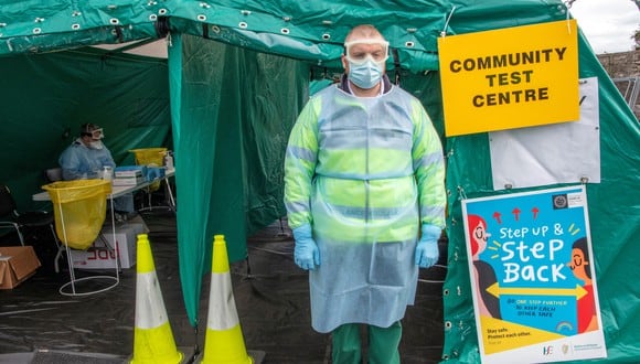 Un trabajador de la salud posa en un centro de pruebas portátil sin cita previa para Covid-19 operado por el servicio de ambulancia en Dublín, Irlanda. (Foto: Paul Faith / AFP)