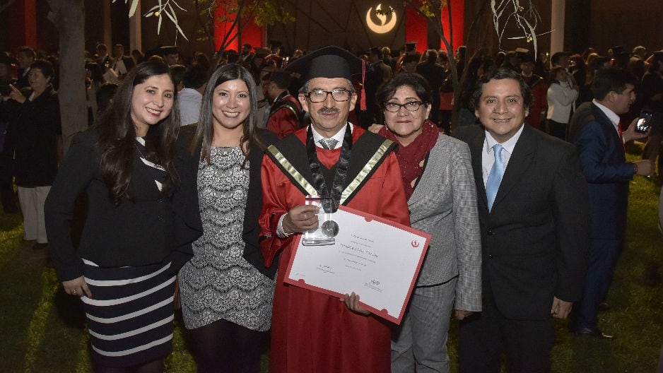 UPC: Peruano se graduó de ingeniero a los 60 años y ocupó el primer lugar de su carrera. Su ejemplo es motivador para no renunciar a las metas y sueños.