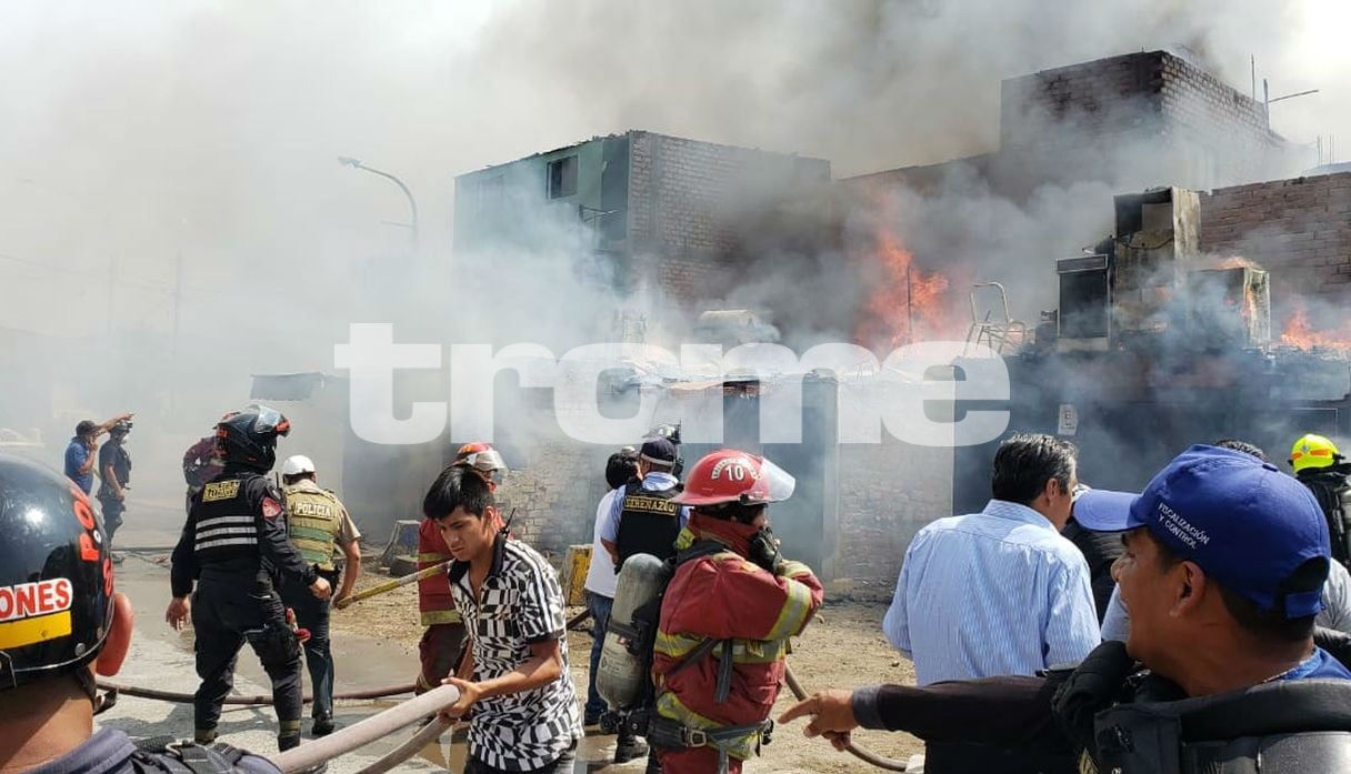 Incontrolable incendio afecta varias viviendas y alerta a vecinos de la avenida Argentina Foto: Joseph Angeles
