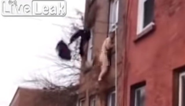 Una indignada novia echó a su pareja desnudo y sus cosas por la ventana. (Capturas: YouTube)
