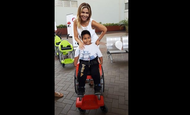 Gisela Valcárcel apoya a Teletón Perú en entrega de sillas de ruedas