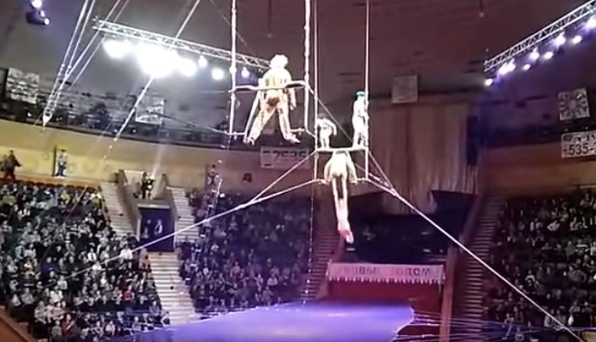 Acróbata sufre impactante accidente en circo.