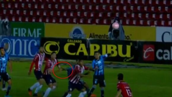 Santiago Ormeño cometió un jalón en el área y el árbitro cobró penal tras revisar en el VAR. Foto: Fox Sports México.