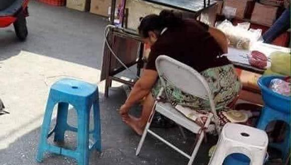 Una vendedora de comida recibió críticas luego de que se difundiera una foto donde se está rascando los pies en su puesto de quesadillas. (Facebook: El Chilaquil Enmascarado)