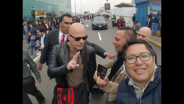 Doble de Bruce Willis llegó a Lima y desató la locura de sus fans. (@PulidoAlva en Twitter)