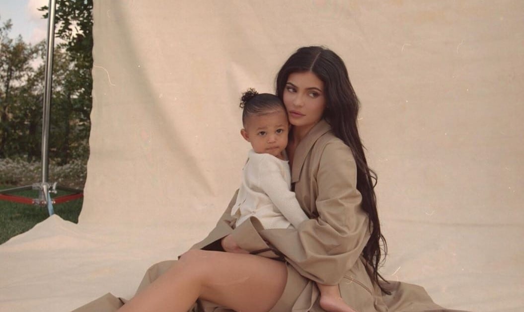 Kylie Jenner muestra que se divierte al lado de su pequeña hija por el Día de la Madre. (Fotos: Instagram)