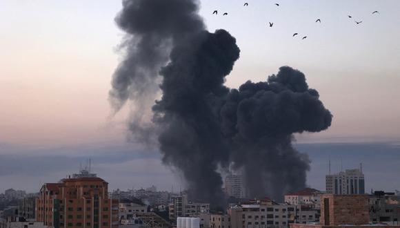 El humo se eleva después de un ataque aéreo israelí en la ciudad de Gaza cerca del parque de Barcelona y varios lugares gubernamentales, uno de los ataques aéreos más grandes en la Franja de Gaza, a principios del 12 de mayo de 2021. En respuesta, Hamas asegura que lanzó 200 cohetes. (Foto: MOHAMMED ABED / AFP).