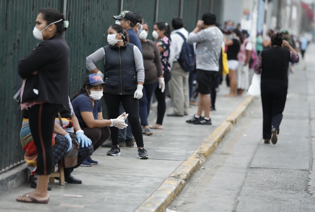 Largas filas de personas se reportaron esta mañana en el centro bancario situado en el distrito de Santa Anita para acceder al bono de S/380. (Foto: Miguel Yovera)