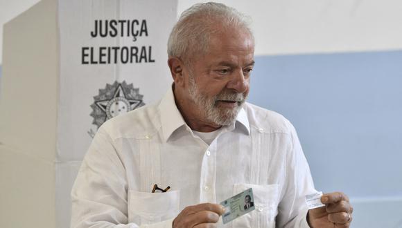 El expresidente brasileño (2003-2010) y candidato del izquierdista Partido de los Trabajadores (PT) Luiz Inacio Lula da Silva emite su voto durante la segunda vuelta de las elecciones presidenciales, en un colegio electoral en Sao Paulo, Brasil, el 30 de octubre de 2022.  (Foto de NELSON ALMEIDA / AFP)