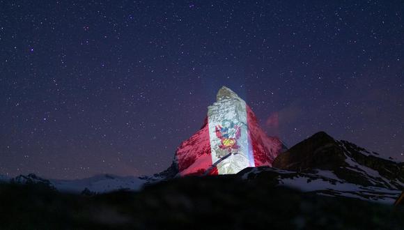 ¡Precioso! Así lució el emblemático monte Matterhorn en los Alpes suizos con los colores del Perú. (Foto: Twitter @zermatt_tourism)