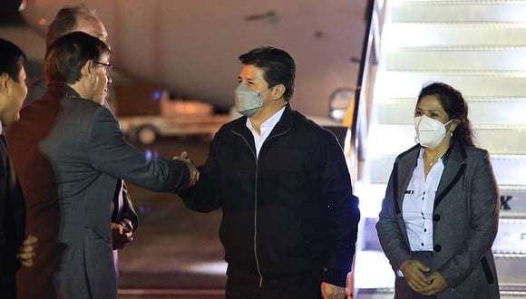 Pedro Castillo llegó ayer a Estados Unidos acompañado por Lilia Paredes y otras autoridades peruanas. (foto: Presidencia)