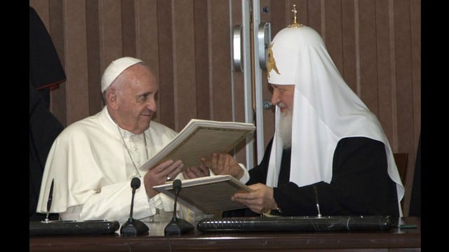Papa Francisco en encuentro histórico.