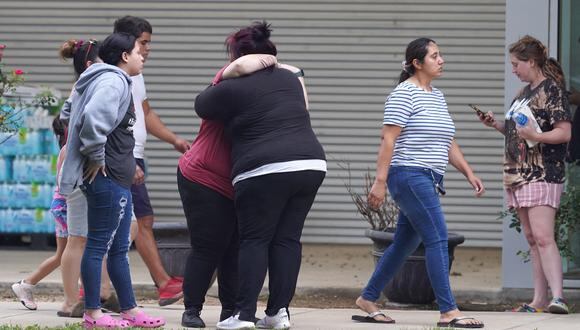 Las familias se abrazan frente al Centro Cívico Willie de Leon, donde se ofrecerá consejería de duelo en Uvalde, Texas, el 24 de mayo de 2022. - Un adolescente armado mató a 18 niños pequeños en un tiroteo en una escuela primaria en Texas el martes, en la zona más mortífera de EE. UU. tiroteo en la escuela en años. (Foto: Allison Dinner / AFP)