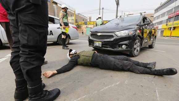 Suboficial de la Policía quedó tendido en la pista tras el accidente. Sufrió golpes de consideración. | Foto: Violeta Ayasta