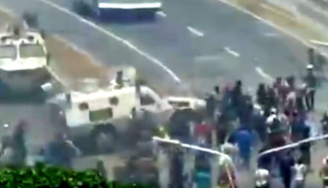 El terrible instante en el que tanque arrolla decenas de personas que protestaban contra Nicolás Maduro